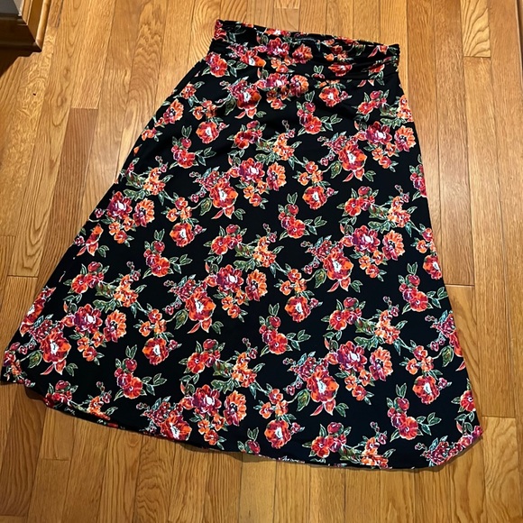 Signature Studio Dresses & Skirts - Signature Studio Skirt🌹Beautiful